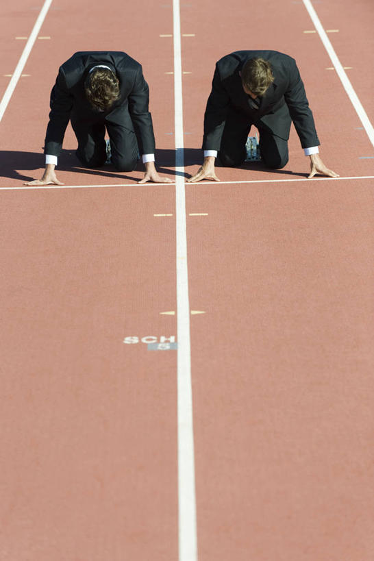 西方人,商务人士,商务男性,体育馆,运动场,起跑线,起点,蹲,竖图,俯视,室外,白天,衬衫,欧洲,欧洲人,撑,阴影,套装,开始,光线,界线,影子,跑道,分界线,体育场,阳光,田径场,撑着,商务装,塑胶跑道,工薪阶层,起始,运动馆,蹲踞式起跑,白种人,白领,上班族,蹲着,彩图,高角度拍摄,全身,衬衣,起跑点,全天候田径运动跑道
