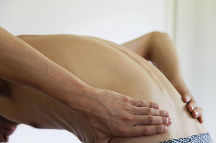 西方人,一个人,站,摸,横图,室内,白天,欧洲,欧洲人,仅一个男性,仅一个人,抚摸,弯腰,裤子,墙,手叉腰,裸露,墙壁,墙面,仅一个年轻男性,背面,叉腰,站着,疼痛,双手叉腰,痛苦,裸,弯身,损伤,男人,男性,年轻男性,白种人,触摸,接触,站立,半身,彩图