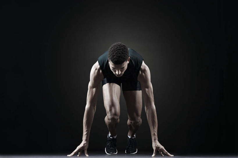 西方人,一个人,运动员,起跑线,蹲,横图,室内,白天,正面,运动服,欧洲,欧洲人,仅一个男性,仅一个人,撑,弯腰,黑色背景,服装,仅一个年轻男性,衣服,黑色,摄影,服饰,影棚,撑着,衣着,穿着,弯身,衣饰,蹲踞式起跑,男人,男性,年轻男性,白种人,体育运动员,运动选手,蹲着,彩图,全身,影棚拍摄,拍摄,运动装