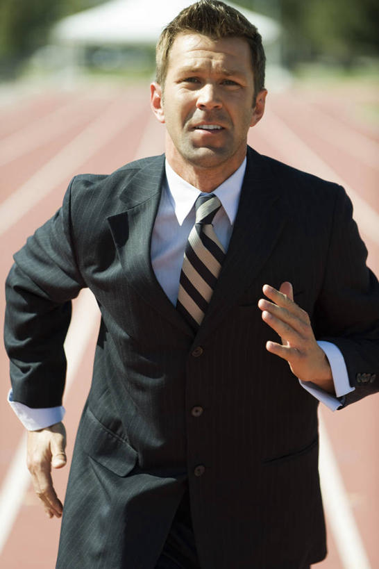 西方人,一个人,商务人士,商务男性,竖图,室外,白天,正面,衬衫,欧洲,欧洲人,仅一个男性,仅一个人,仅一个中年男性,套装,商务装,工薪阶层,男人,男性,中年男性,白种人,白领,上班族,半身,彩图,衬衣