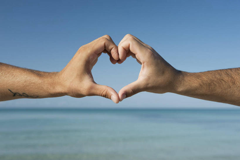 西方人,手,两个人,横图,室外,特写,白天,正面,爱情,海浪,海洋,欧洲,欧洲人,双手,握,阴影,爱心,弯曲,光线,影子,浪花,水平线,辽阔,海平线,浪漫,蓝色,蓝天,天空,阳光,海水,天,手势,广阔,温暖,温馨,心形,手部,恩爱,握着,恋人,晴朗,一望无际,和睦,食指,同性恋,海景,万里无云,无边无际,一马平川,男人,男性,年轻男性,白种人,心型,大拇指,情侣,大海,风浪,海,海水的波动,近岸浪,涌浪,晴空,晴空万里,半身,彩图,伴侣,融洽,水天相接,水天一线