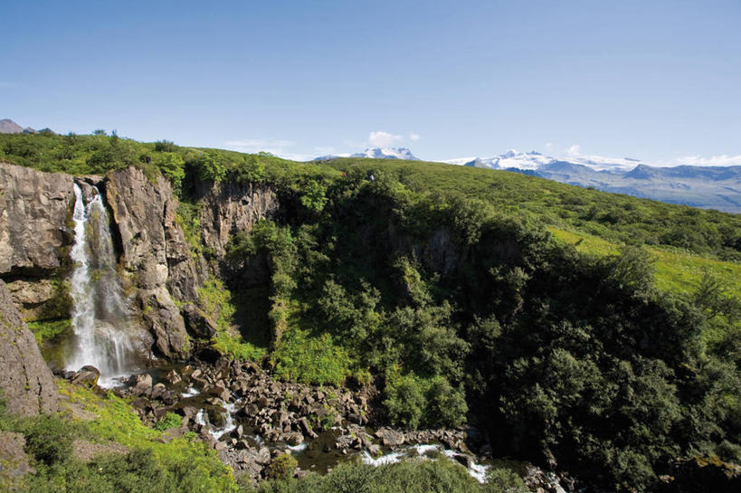 无人,公园,横图,室外,白天,正面,旅游,度假,草地,草坪,美景,瀑布,山,水,植物,欧洲,冰岛,阴影,飞溅,溅,光线,液体,影子,景观,山峰,水滴,山峦,娱乐,水珠,草,树,树木,蓝色,绿色,蓝天,天空,阳光,自然,天,享受,休闲,景色,放松,生长,晴朗,成长,国家公园,喷洒,自然风光,北欧,万里无云,冰岛共和国,瓦特纳冰川国家公园,跌水,晴空,晴空万里,彩图