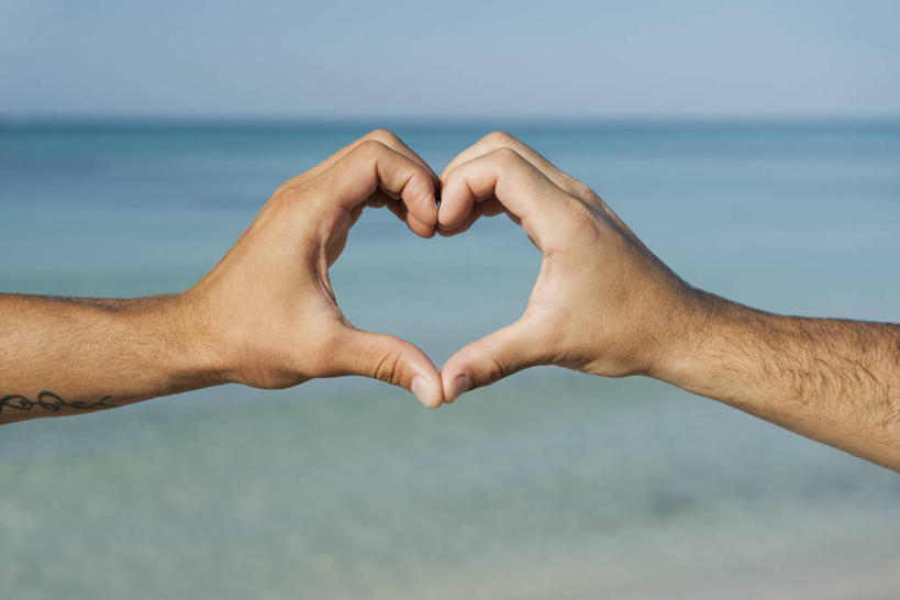 西方人,手,两个人,横图,室外,特写,白天,正面,爱情,海浪,海洋,沙滩,欧洲,欧洲人,双手,握,阴影,爱心,光线,沙子,影子,海岸,浪花,水平线,辽阔,海平线,沙地,浪漫,蓝色,蓝天,天空,阳光,海水,天,手势,广阔,温暖,温馨,心形,手部,恩爱,握着,恋人,晴朗,一望无际,和睦,食指,同性恋,海景,万里无云,无边无际,一马平川,男人,男性,年轻男性,白种人,心型,大拇指,情侣,大海,风浪,海,海水的波动,海滩,近岸浪,涌浪,晴空,晴空万里,半身,彩图,伴侣,融洽,水天相接,水天一线