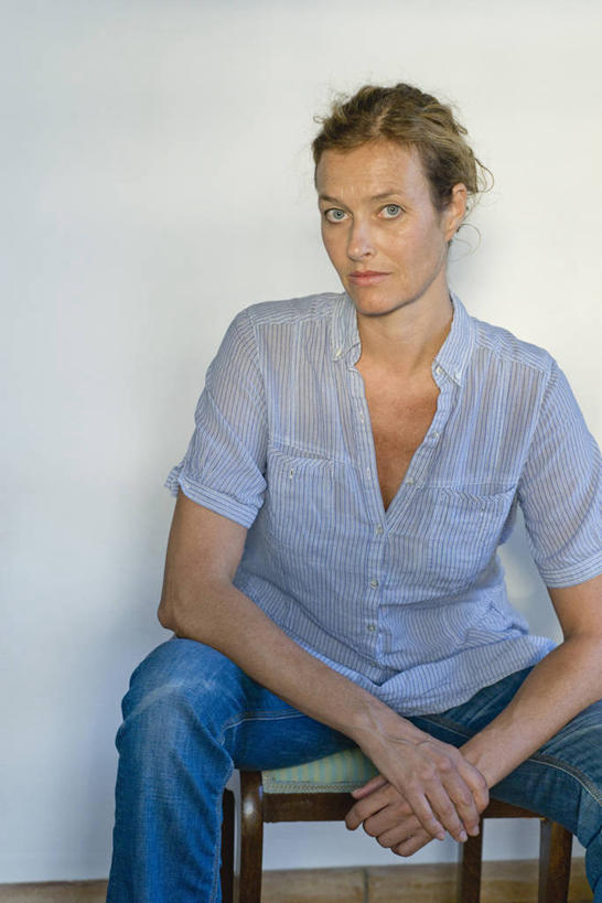 西方人,一个人,坐,笑,微笑,竖图,室内,白天,正面,衬衫,椅子,欧洲,欧洲人,仅一个女性,仅一个人,裤子,木椅,墙,注视,牛仔裤,墙壁,墙面,蓝色,观察,看,手放前,仅一个中年女性,观看,察看,关注,女人,女性,中年女性,白种人,坐着,半身,彩图,衬衣