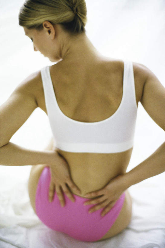 西方人,头发,一个人,坐,竖图,室内,特写,白天,白色背景,床,欧洲,欧洲人,仅一个年轻女性,仅一个女性,仅一个人,运动衣,床单,注视,被子,手叉腰,背面,衣服,黄色,叉腰,低头,观察,看,转头,摄影,单人床,影棚,观看,察看,被单,双手叉腰,关注,年轻女性,女人,女性,白种人,坐着,半身,彩图,影棚拍摄,拍摄