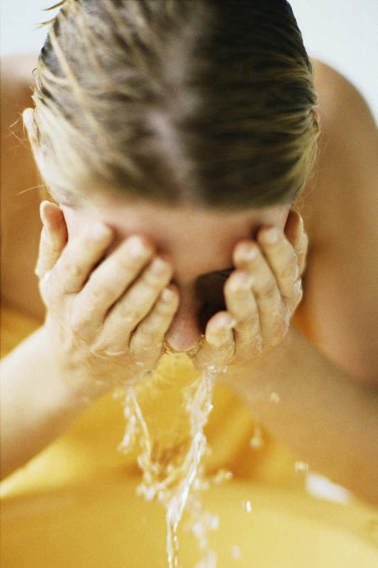 西方人,头发,一个人,站,闭眼,捧,摸,竖图,室内,特写,白天,白色背景,正面,浴袍,水,欧洲,欧洲人,仅一个年轻女性,仅一个女性,仅一个人,抚摸,洗,朦胧,模糊,液体,水滴,黄色,低头,站着,一件,摄影,影棚,梳,年轻女性,女人,女性,白种人,闭眼睛,闭着眼,闭着眼睛,触摸,端,端着,接触,捧着,手捧,站立,半身,彩图,影棚拍摄,汤帷子,浴衣,拍摄