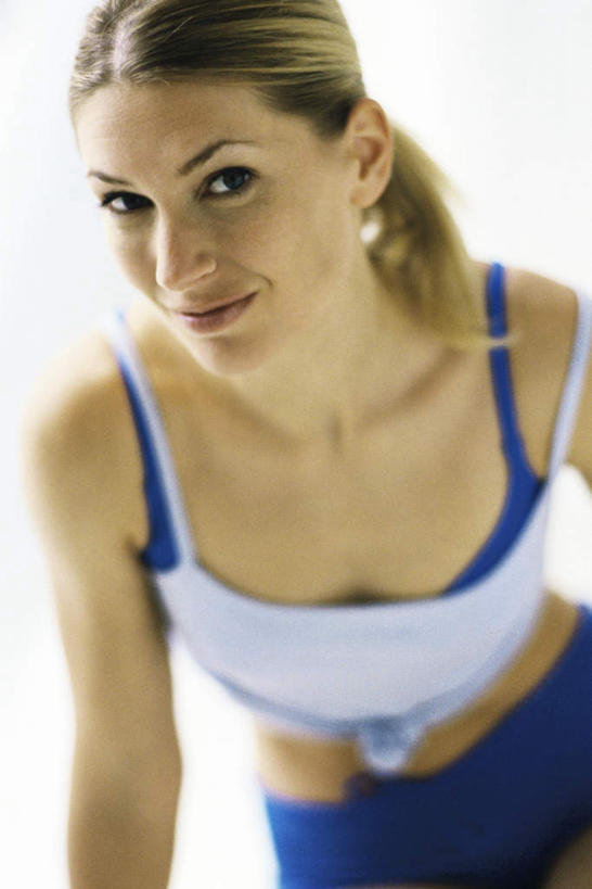 西方人,头发,一个人,站,笑,微笑,竖图,俯视,室内,特写,白天,白色背景,欧洲,欧洲人,仅一个年轻女性,仅一个女性,仅一个人,撑,运动衣,朦胧,模糊,注视,衣服,黄色,白色,看,站着,摄影,影棚,撑着,关注,年轻女性,女人,女性,白种人,抬头,仰头,站立,半身,彩图,高角度拍摄,影棚拍摄,拍摄