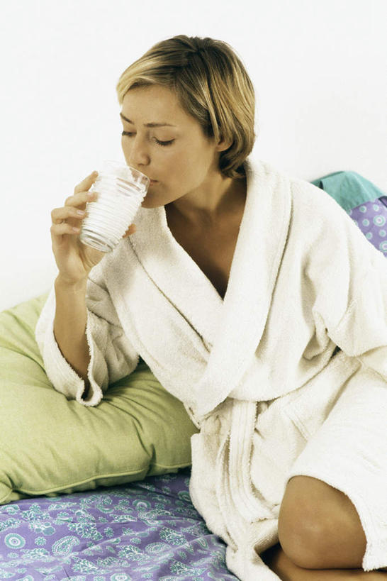 西方人,头发,一个人,躺,闭眼,摸,竖图,室内,白天,正面,浴袍,床,靠垫,卧室,杯子,欧洲,欧洲人,仅一个年轻女性,仅一个女性,仅一个人,撑,喝,握,床单,靠枕,拿,拿着,被子,黄色,水杯,垫子,枕头,一件,握着,单人床,撑着,被单,卧着,年轻女性,女人,女性,白种人,茶杯,闭眼睛,闭着眼,闭着眼睛,触摸,接触,躺着,卧,半身,彩图,汤帷子,浴衣,睡房,卧房