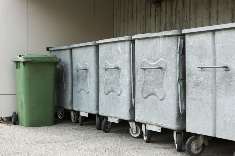 无人,横图,室外,白天,正面,一排,许多,阴影,环保,整齐,光线,影子,墙,垃圾桶,地面,墙壁,墙面,排列,绿色,阳光,回收,资源,队列,利用,低碳,循环,彩图