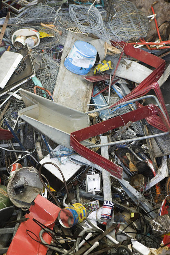 无人,竖图,俯视,室外,特写,白天,玻璃,许多,环保,生锈,铁,金属,塑料,陶瓷,垃圾,纸板,回收,资源,利用,低碳,循环,彩图,高角度拍摄