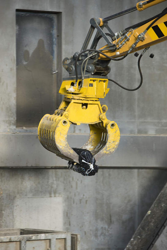 无人,竖图,室外,白天,正面,一辆,悬挂,环保,墙,墙壁,墙面,一个,黄色,黑色,单个,垃圾袋,回收,资源,推土机,利用,低碳,循环,彩图