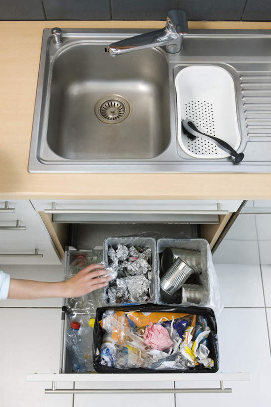 西方人,手,一个人,投,竖图,俯视,室内,白天,厨房,抽屉,欧洲,欧洲人,仅一个男性,仅一个人,一排,许多,握,服装,环保,整齐,瓷砖,地砖,方格,水龙头,水池,垃圾,垃圾桶,灶头,地面,休闲装,排列,仅一个年轻男性,一个,衣服,伸,休闲,手部,休闲服,握着,服饰,单个,回收,资源,队列,利用,低碳,循环,男人,男性,年轻男性,白种人,扔,掷,半身,彩图,高角度拍摄,灶间