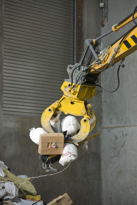 无人,竖图,室外,特写,白天,正面,许多,环保,纸箱,墙,垃圾,爪子,塑料袋,墙壁,墙面,一个,箱子,单个,垃圾场,回收,资源,推土机,利用,低碳,循环,包装箱,彩图