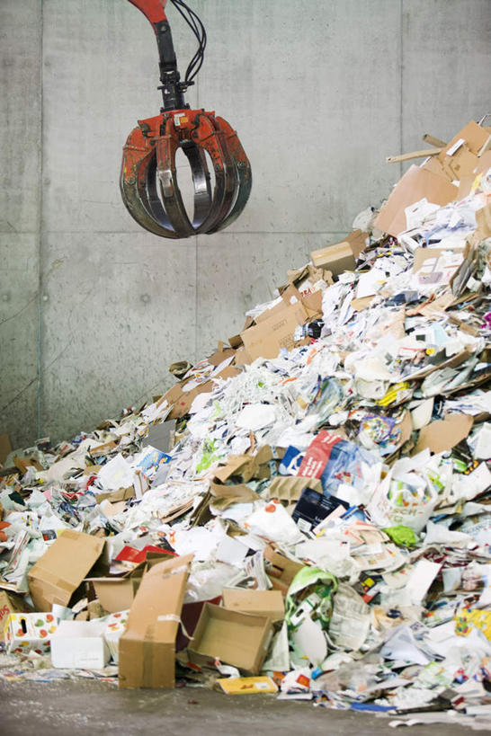 无人,竖图,室外,白天,正面,一堆,一辆,许多,阴影,堆叠,堆积,环保,光线,影子,纸,纸箱,墙,垃圾,爪子,地面,塑料袋,墙壁,墙面,一个,阳光,箱子,单个,堆,垃圾场,回收,资源,推土机,利用,低碳,循环,包装箱,彩图