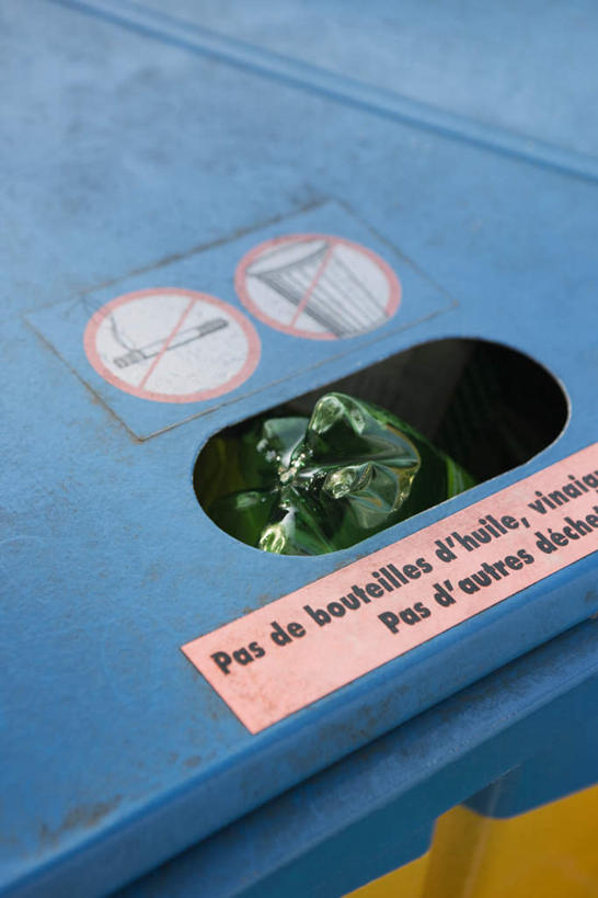 无人,竖图,俯视,室外,特写,白天,指示牌,许多,环保,标志,文字,圆圈,字母,垃圾,标识,两个,一个,蓝色,单个,垃圾箱,回收,资源,圆孔,利用,低碳,循环,彩图,高角度拍摄