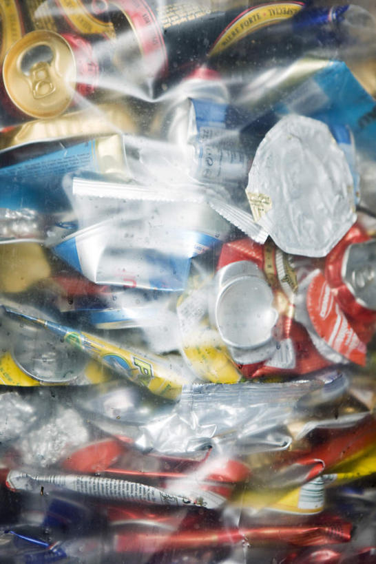 无人,竖图,俯视,室外,特写,白天,一堆,许多,堆叠,堆积,环保,罐子,塑料,一个,白色,瓶子,单个,堆,垃圾袋,铝制品,回收,资源,利用,低碳,循环,铝,彩图,高角度拍摄