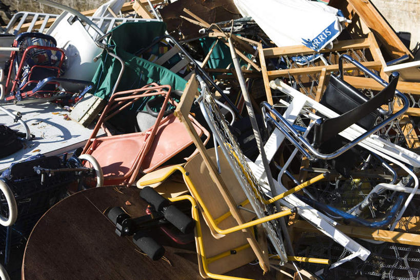 无人,横图,室外,特写,白天,正面,桌子,椅子,一堆,许多,废弃,阴影,堆叠,堆积,环保,光线,铁,金属,影子,阳光,堆,回收,资源,利用,低碳,循环,彩图