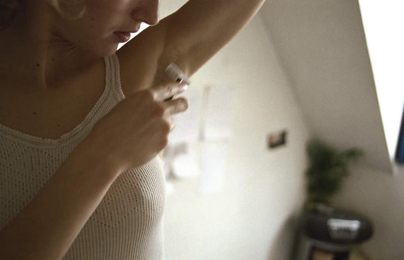 西方人,一个人,站,举,横图,室内,特写,白天,正面,植物,欧洲,欧洲人,仅一个年轻女性,仅一个女性,仅一个人,一把,握,阴影,朦胧,模糊,反射,盆栽,影子,墙,盆景,拿,拿着,吊带衫,墙壁,墙面,绿色,白色,自然,耳环,首饰,低头,托,站着,一件,握着,生长,成长,录音机,一台,刮胡刀,刮,一盆,年轻女性,女人,女性,白种人,举起,举手,举着,向上举,向上伸,向上托,站立,半身,彩图