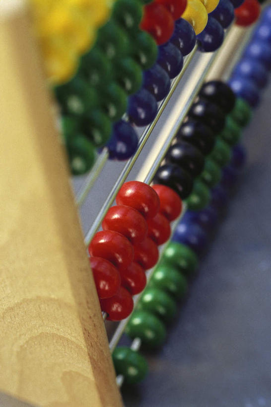 无人,竖图,俯视,彩色,室内,特写,白天,算盘,桌子,一排,许多,朦胧,模糊,整齐,计算,科学,排列,一个,理财,财务,单个,算珠,队列,数学,彩图,高角度拍摄