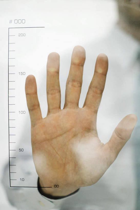 西方人,手,一个人,医生,站,摸,竖图,室内,特写,白天,正面,玻璃,欧洲,欧洲人,仅一个男性,仅一个人,抚摸,服装,朦胧,模糊,反射,测量,数字,刻度,休闲装,仅一个年轻男性,一只,衣服,白色,站着,医护人员,医疗人员,休闲,手部,休闲服,服饰,标尺,白大褂,测量器,男人,男性,年轻男性,白种人,大夫,触摸,接触,站立,半身,彩图,五指张开