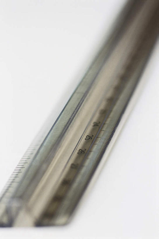 无人,竖图,俯视,室内,特写,白天,桌面,一把,不锈钢,朦胧,模糊,测量,不锈钢制品,数字,刻度,白色,尺,直尺,钢尺,测量工具,尺子,衡量,绘图,比例,测绘,量具,量仪,标度,彩图,高角度拍摄