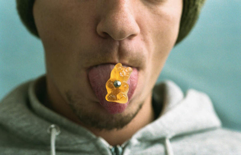 西方人,胡须,一个人,站,横图,室内,特写,白天,正面,帽子,欧洲,欧洲人,仅一个男性,仅一个人,绿色背景,服装,反射,食品,糖,糖果,甜点,甜品,休闲装,吐舌头,食物,仅一个年轻男性,一个,衣服,黄色,绿色,白色,甜食,伸舌头,站着,休闲,鬼脸,休闲服,吐舌,摄影,服饰,影棚,单个,硬糖,舌钉,男人,男性,年轻男性,白种人,胡子,络腮胡,站立,半身,彩图,影棚拍摄,拍摄