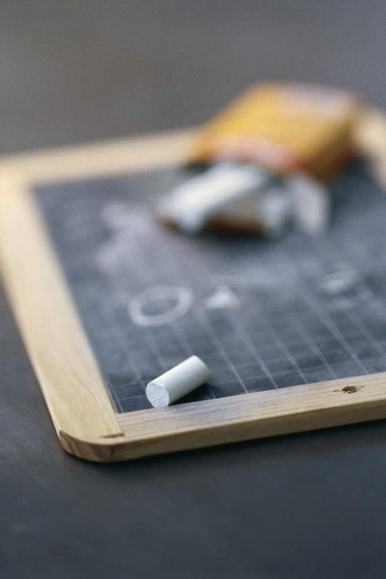 无人,竖图,俯视,室内,特写,白天,一块,一排,许多,朦胧,模糊,整齐,方格,纸盒,图像,盒子,排列,一个,白色,黑色,包装盒,粉笔,黑板,单个,队列,彩图,高角度拍摄