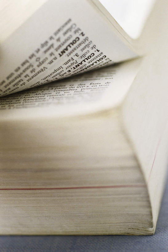 无人,竖图,俯视,室内,特写,白天,一本,一堆,学习,阴影,堆叠,堆积,反射,标志,工具,文字,影子,纸,字符,字母,标识,堆,翻阅,查找,字典,彩图,高角度拍摄