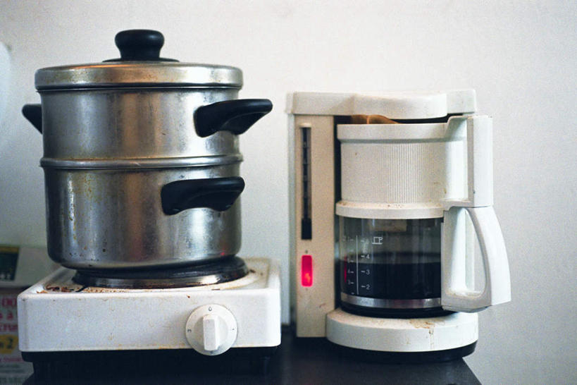 咖啡,无人,横图,室内,特写,白天,正面,阴影,堆叠,反射,锅子,壶,影子,墙,咖啡壶,灶头,墙壁,墙面,两个,一个,单个,堆,电磁炉,一壶,彩图