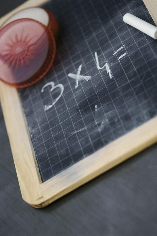 无人,竖图,俯视,室内,特写,白天,桌面,一块,计算,科学,数字,塑料,办公用品,盒子,一个,红色,粉笔,容器,塑料制品,黑板,财务,单个,储藏,一支,储存,数学,公式,彩图,高角度拍摄,贮存