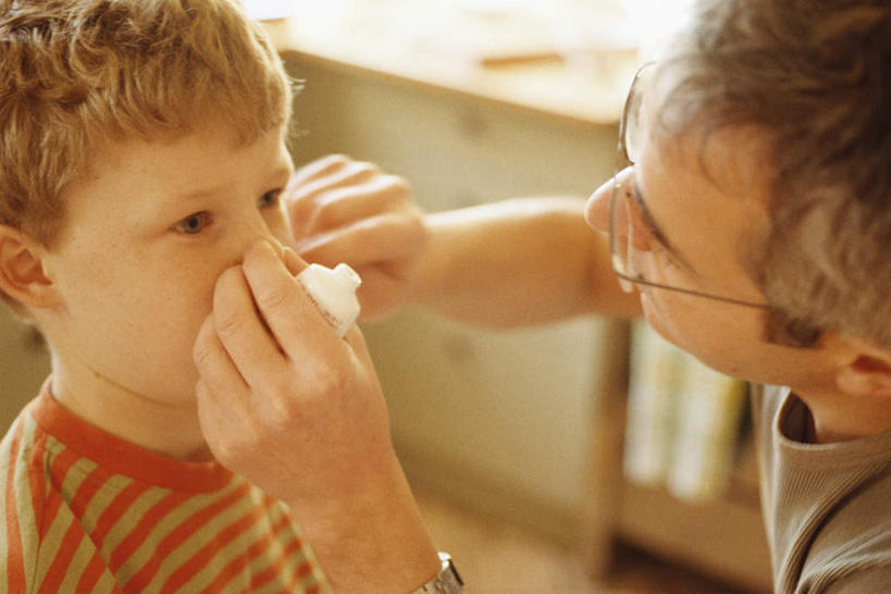 西方人,儿童,头发,两个人,父亲,儿子,站,摸,横图,室内,特写,白天,侧面,T恤衫,纯洁,厨房,欧洲,欧洲人,一排,抚摸,握,条纹,服装,朦胧,模糊,整齐,手表,眼镜,拿,T恤,药膏,拿着,涂抹,注视,休闲装,相视,排列,一个,小孩,衣服,黄色,观察,看,站着,休闲,父子,面对面,休闲服,表,父爱,可爱,童年,童趣,握着,服饰,单个,观看,对视,腕表,察看,队列,关注,相对,近视眼镜,童真,烂漫,无邪,相看,天真,男孩,男人,男性,年轻男性,白种人,卷发,触摸,接触,站立,半身,彩图,男生