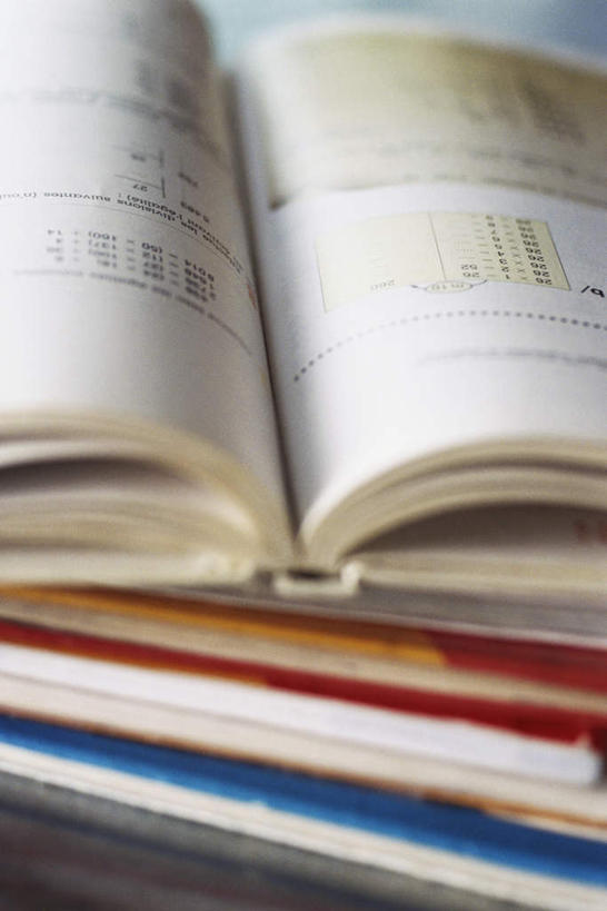 无人,竖图,俯视,室内,特写,白天,书籍,一堆,许多,阴影,堆叠,堆积,反射,标志,文字,影子,字符,字母,摊开,标识,堆,书,图书,彩图,高角度拍摄