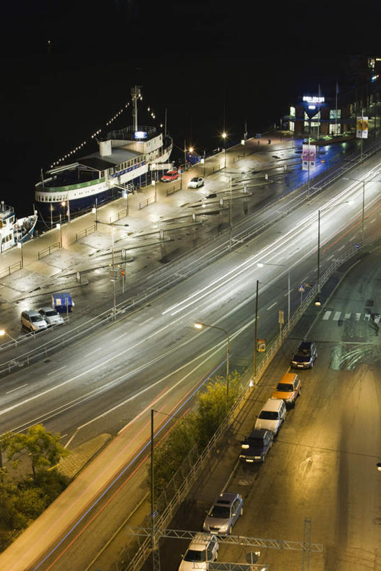 无人,高楼大厦,竖图,俯视,室外,夜晚,旅游,度假,河流,美景,水,植物,大厦,道路,建筑,路,路灯,摩天大楼,公路,船,汽车,照明,瑞典,一排,许多,整齐,河水,景观,水流,灯光,交通,两艘,娱乐,车,灯,树,树木,排列,绿色,黑色,天空,自然,交通工具,轿车,天,享受,休闲,景色,放松,生长,成长,照亮,照明设备,队列,斯德哥尔摩,马路,彩图,高角度拍摄,大楼,高层建筑,高楼,摩天楼