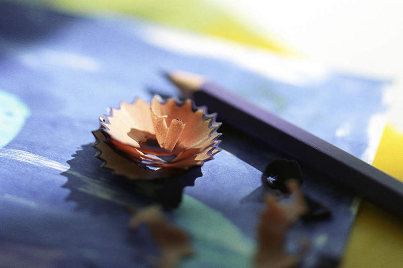 无人,横图,俯视,室内,特写,白天,桌子,一张,许多,写字,学习,阴影,朦胧,模糊,光线,工具,影子,纸,圆圈,书桌,一只,蓝色,阳光,课桌,铅笔,记录,笔屑,彩图,高角度拍摄