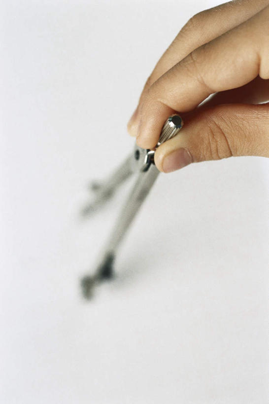 西方人,手,一个人,竖图,俯视,室内,特写,白天,欧洲,欧洲人,仅一个男性,仅一个人,一排,许多,握,服装,朦胧,模糊,整齐,方格,工具,纸,拿,拿着,休闲装,排列,仅一个年轻男性,一个,衣服,圆规,休闲,手部,休闲服,握着,服饰,单个,队列,作图,男人,男性,年轻男性,白种人,画画,画图,半身,彩图,高角度拍摄