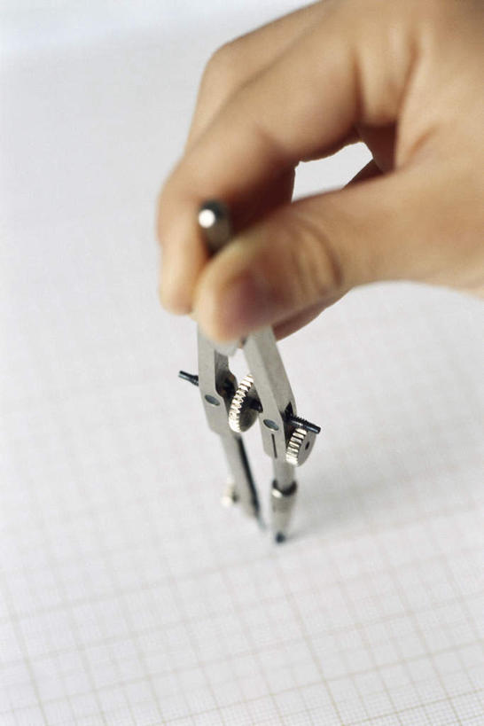 西方人,手,一个人,竖图,俯视,室内,特写,白天,欧洲,欧洲人,仅一个男性,仅一个人,一排,许多,握,服装,整齐,方格,工具,纸,拿,拿着,休闲装,排列,仅一个年轻男性,一个,衣服,圆规,休闲,手部,休闲服,握着,服饰,单个,队列,作图,男人,男性,年轻男性,白种人,画画,画图,半身,彩图,高角度拍摄