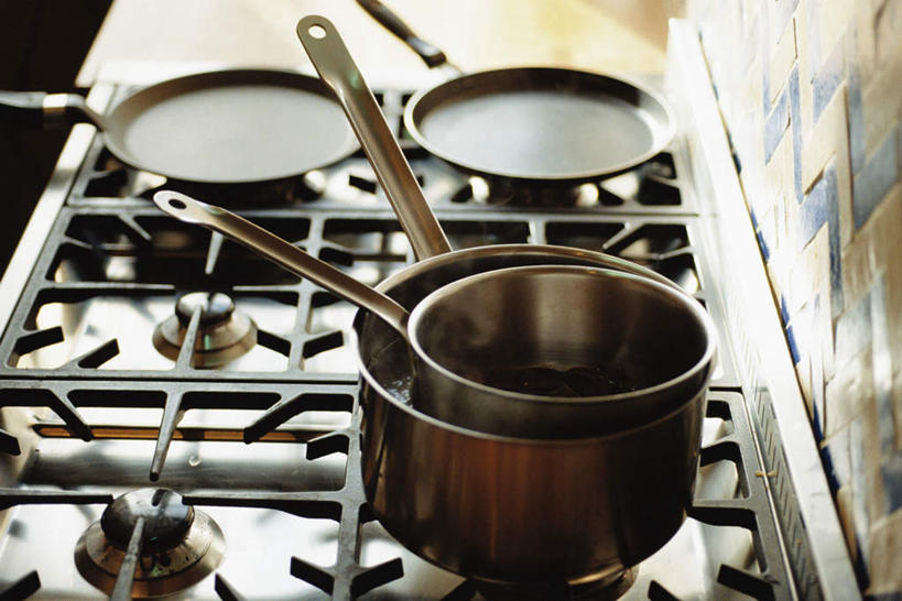 无人,横图,俯视,室外,特写,白天,厨房,一排,阴影,花纹,整齐,光线,锅子,影子,支架,墙,灶头,墙壁,墙面,排列,阳光,四个,队列,炊具,彩图,高角度拍摄,灶间