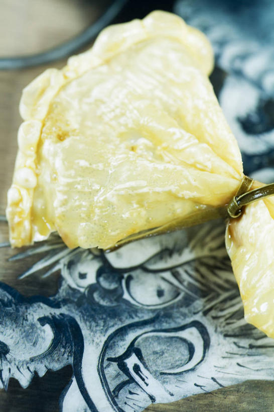 无人,竖图,俯视,室内,特写,白天,烹饪,餐桌,桌子,花纹,装饰,布料,领结,油炸,日本料理,料理,食品,布纹,豆腐皮,菜肴,美食,桌布,食物,餐巾,台布,日式料理,日式,佳肴,餐台,华丽,修饰,点缀,斑纹,腐竹,衬托,美观,雅致,雅观,豆腐衣,油皮,餐桌布,彩图,高角度拍摄