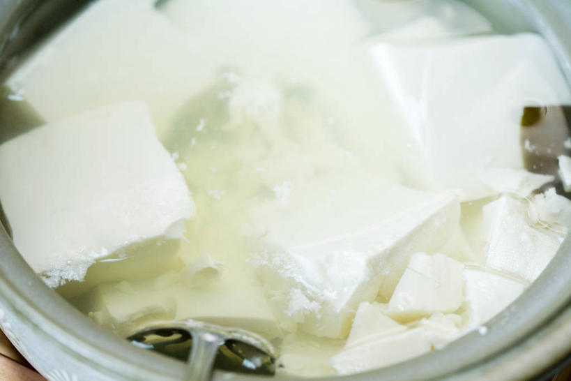 点心,豆腐,无人,横图,俯视,室内,特写,白天,烹饪,餐桌,桌子,金属制品,一把,金属,勺子,日本料理,料理,食品,小吃,菜肴,美食,食物,容器,调羹,汤匙,碗,日式料理,日式,中式,佳肴,餐台,储藏,豆制品,储存,豆腐花,豆腐脑,豆花,彩图,高角度拍摄,贮存