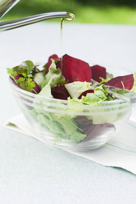 无人,竖图,室内,特写,白天,正面,餐桌,桌子,蔬菜,玻璃,金属制品,阴影,新鲜,反射,金属,布料,壶,影子,莴苣,莴笋,食用油,油,橄榄油,食品,甜菜,布纹,玻璃制品,桌布,食物,餐巾,容器,台布,碗,有机食品,绿色食品,餐台,储藏,倾泻,倾注,储存,油壶,植物油,香笋,千金菜,菾菜,泼洒,餐桌布,彩图,贮存