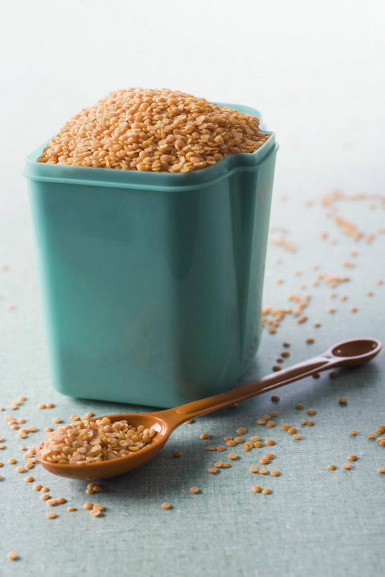 无人,竖图,室内,特写,白天,白色背景,正面,植物,餐桌,桌子,豆,扁豆,蔬菜,一堆,许多,阴影,堆积,新鲜,反射,影子,勺子,塑料,豆类,豆子,食品,食物,一个,容器,塑料制品,调羹,汤匙,碗,摄影,有机食品,绿色食品,影棚,单个,餐台,储藏,堆,储存,豆科,红扁豆,白扁豆,羊眼豆,沿篱豆,小刀豆,藤豆,树豆,膨皮豆,南豆,南扁豆,凉衍豆,蛾眉豆,茶豆,藊豆,彩图,影棚拍摄,拍摄,贮存