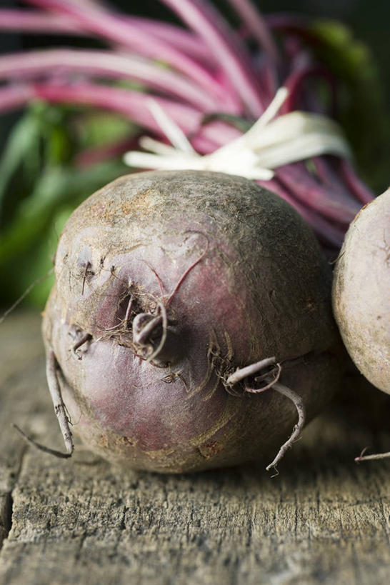 无人,竖图,俯视,室外,特写,白天,餐桌,桌子,蔬菜,叶子,阴影,新鲜,反射,木制,影子,食品,绿叶,甜菜,食物,两个,木制品,嫩叶,有机食品,绿色食品,餐台,菾菜,叶,叶片,红甜菜,彩图,高角度拍摄,红菾菜