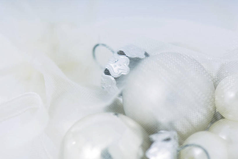 无人,横图,俯视,室内,特写,白天,幸福,纯洁,静物,纺织品,圣诞节,节日,朦胧,模糊,庆祝,装饰,布,纱布,珍珠,织物,文化,庆典,健康,摄影,影棚,纪念,华丽,修饰,布匹,点缀,贵重,珍贵,富有,薄纱,衬托,美观,雅致,雅观,宝贵,有机宝石,彩图,高角度拍摄,影棚拍摄,拍摄,棉织品