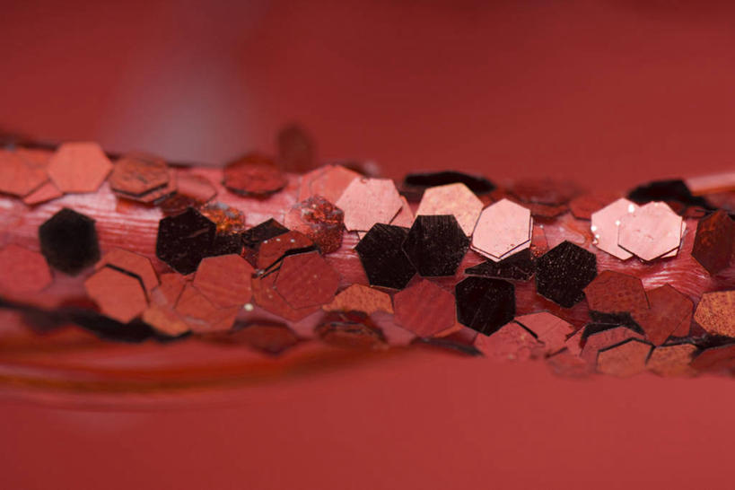 无人,横图,室内,特写,白天,正面,静物,圣诞节,阴影,红色背景,节日,朦胧,模糊,庆祝,装饰,反射,六边形,图形,影子,几何,文化,亮片,庆典,摄影,影棚,纪念,华丽,修饰,点缀,数学,衬托,美观,雅致,雅观,彩图,影棚拍摄,拍摄,几何图形,平面图形