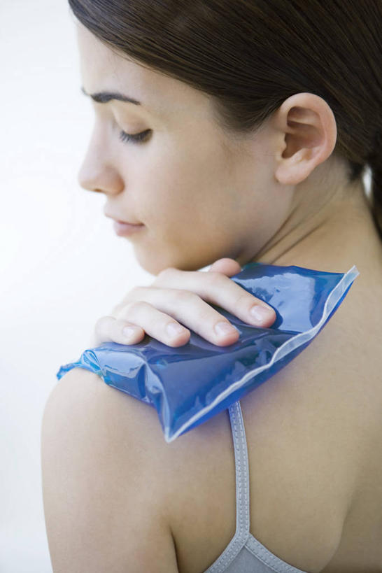 西方人,脸,头,脸颊,手,头发,一个人,竖图,室内,特写,白天,白色背景,吊带,欧洲,欧洲人,仅一个年轻女性,仅一个女性,仅一个人,握,服装,棕色,拿,拿着,扭头,注视,吊带衫,冷冻,背面,衣服,观察,看,转头,手部,握着,摄影,服饰,影棚,观看,单手,察看,卫生,冰袋,衣着,穿着,关注,介质,方便,衣饰,新颖,年轻女性,女人,女性,白种人,头部,长发,直发,脸部,脸蛋,面部,半身,彩图,影棚拍摄,拍摄