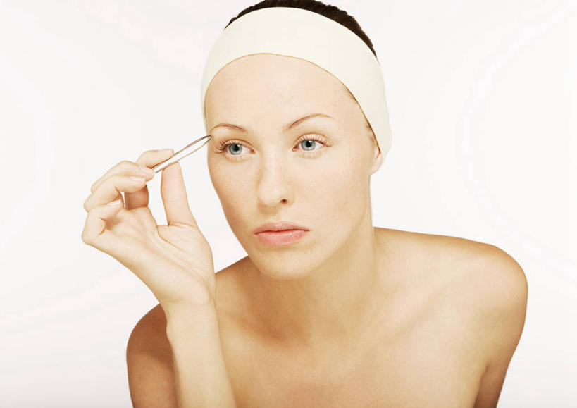 西方人,脸,头,脸颊,脖子,手,一个人,站,横图,室内,特写,白天,白色背景,正面,化妆,美容,时尚,欧洲,欧洲人,仅一个年轻女性,仅一个女性,仅一个人,握,束发带,拿,拿着,注视,裸露,肩膀,观察,看,站着,手部,握着,摄影,影棚,观看,单手,察看,美容工具,关注,裸,化妆工具,眉毛钳,年轻女性,女人,女性,白种人,头部,脖,颈,颈部,脸部,脸蛋,面部,站立,半身,彩图,影棚拍摄,拍摄