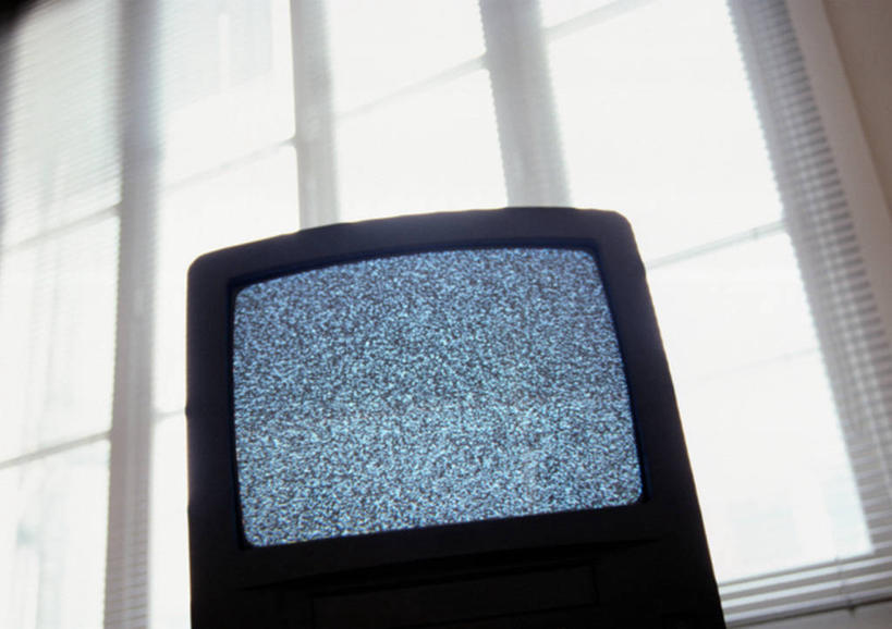 无人,横图,室内,特写,白天,仰视,窗户,静物,电视,阴影,反射,影子,玻璃窗,一台,显像管屏,显像管屏幕,黑白电视机,电视机,彩图,低角度拍摄