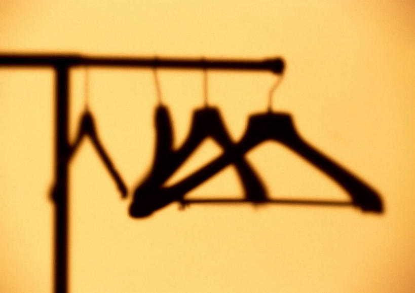 无人,横图,室内,特写,白天,正面,静物,一排,吊挂,悬挂,橙色背景,朦胧,模糊,整齐,塑料,挂,排列,黑色,夹子,塑料制品,四个,摄影,影棚,队列,衣夹,彩图,影棚拍摄,拍摄