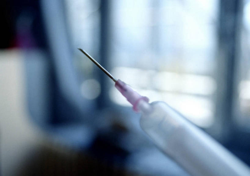 无人,横图,室内,特写,白天,正面,静物,阴影,朦胧,模糊,反射,影子,一个,针管,针筒,注射,单个,医疗,医疗设备,锋利,注射器,尖锐,尖利,犀利,彩图