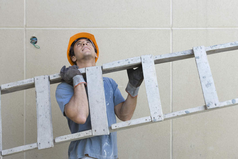 西方人,一个人,工程师,建筑工人,建筑师,站,举,笑,微笑,露齿笑,横图,室内,白天,正面,欧洲,欧洲人,仅一个男性,仅一个人,一排,服装,整齐,方格,木条,扶梯,墙,注视,休闲装,墙壁,墙面,排列,仅一个年轻男性,一个,衣服,黄色,安全帽,观察,看,托,站着,休闲,思考,休闲服,考虑,服饰,单个,观看,察看,队列,关注,男人,男性,年轻男性,白种人,技师,建筑工,建筑设计师,举起,举手,举着,抬头,向上举,向上伸,向上托,仰头,站立,半身,彩图